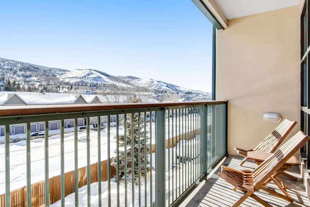 Second-story condo with mountain view, fireplace & balcony - walk to gondola