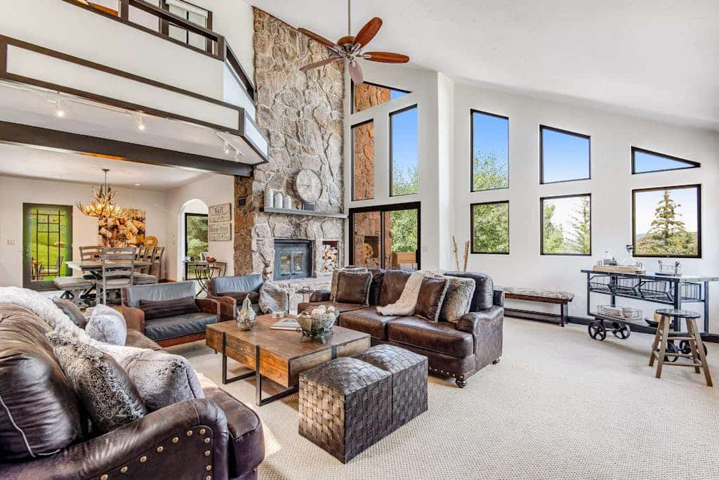 Luxe alpine lodge with private hot tub, amazing view, lovely deck, & patio