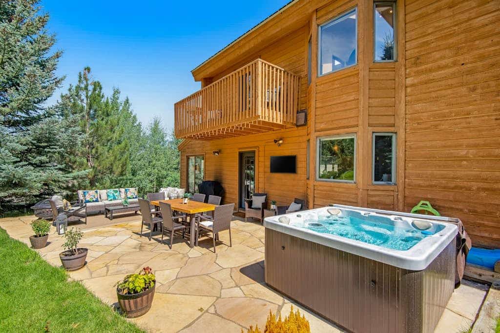 Luxe alpine lodge with private hot tub, amazing view, lovely deck, & patio