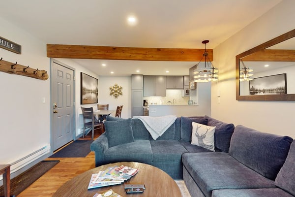 Lovely condo with fireplace, mountain view, full kitchen, & skiing nearby