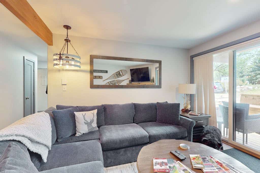 Lovely condo with fireplace, mountain view, full kitchen, & skiing nearby
