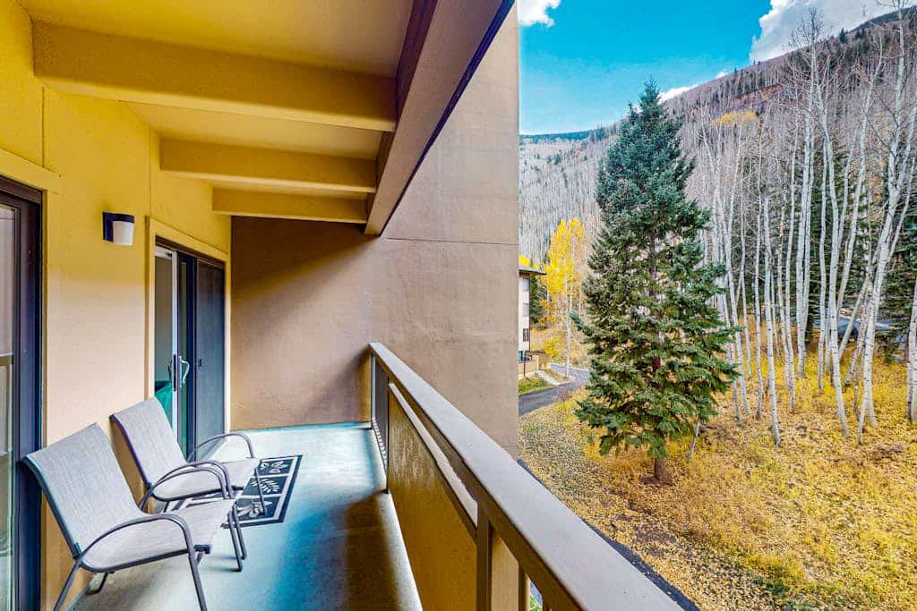 Cozy condo with amazing mountain view, pool & hot tub - next to golf/Nordic ski