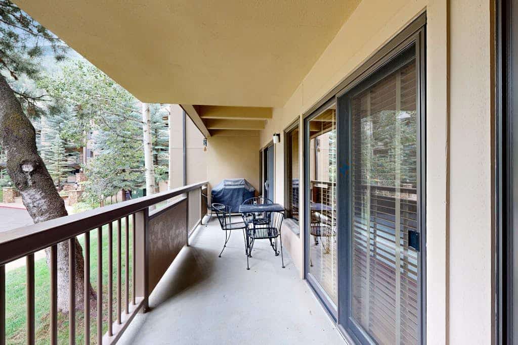 Mountain view condo near golf/Nordic skiing with pool, hot tub & game room