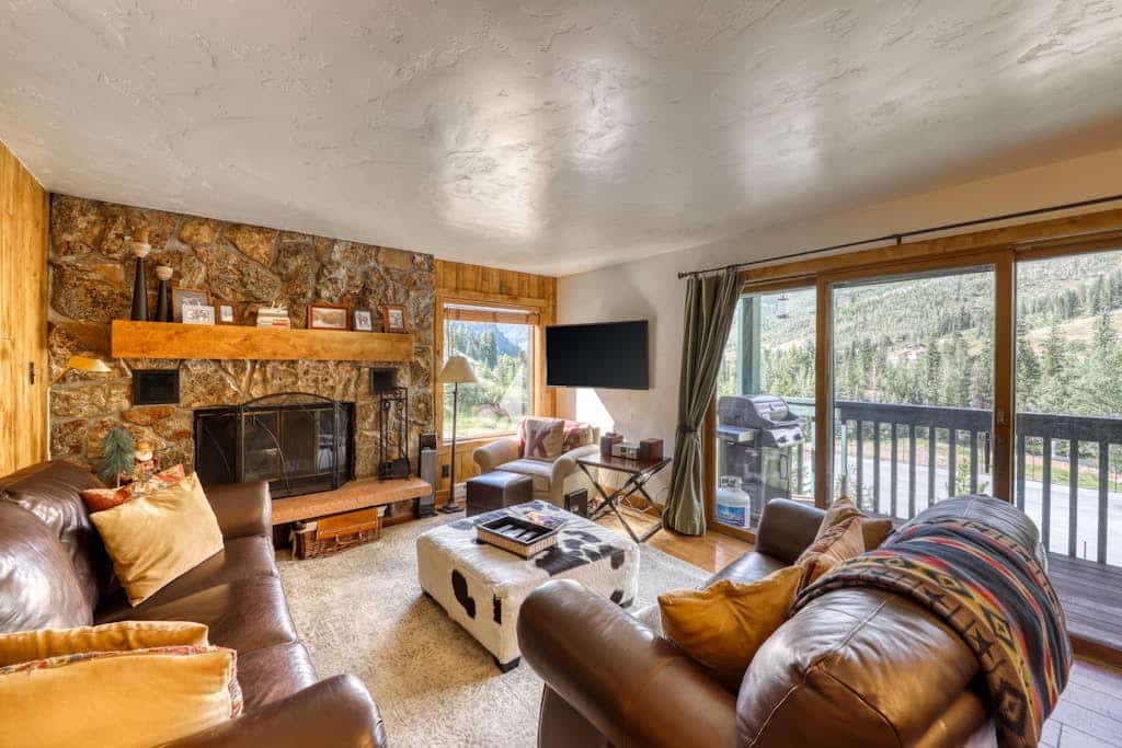 Upscale condo on shuttle route to Vail w/ a full kitchen, shared pool & tennis