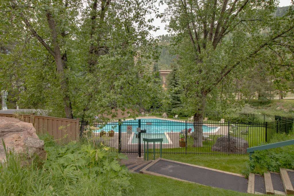 Upscale condo on shuttle route to Vail w/ a full kitchen, shared pool & tennis