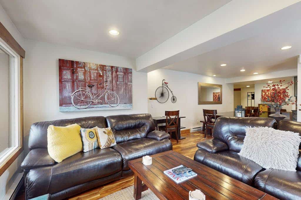 Luxe condo with amazing mountain view, pool & hot tub - next to golf/Nordic ski