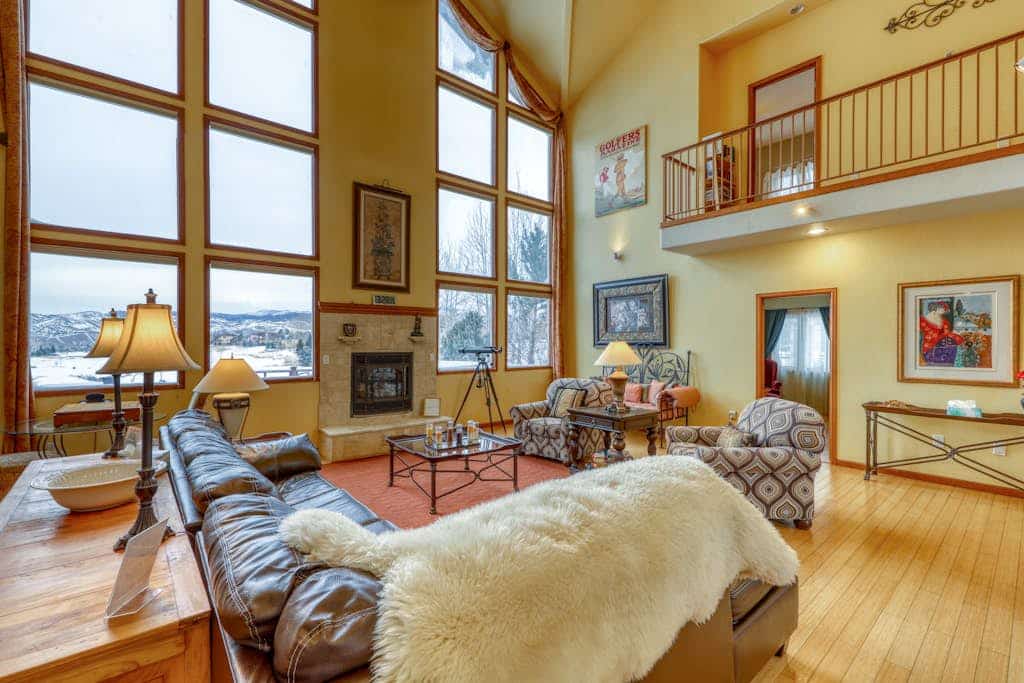 Spacious 5BR mountain-view retreat with hot tub, deck, and fireplace