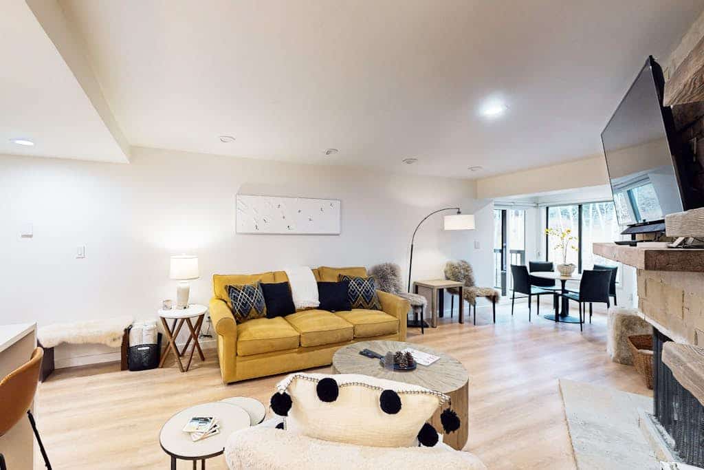 Cozy condo with full kitchen, fast wifi & W/D - great location