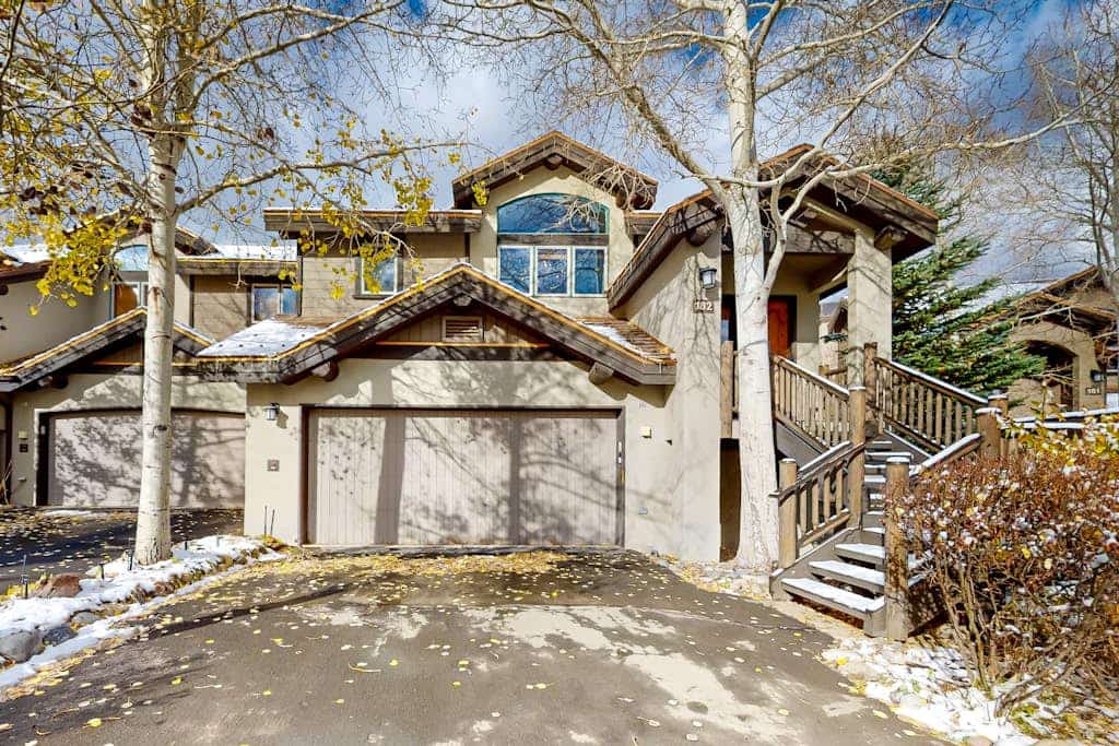 Secluded 3-level retreat with hot tub, W/D, & free shuttle to Arrowhead lift