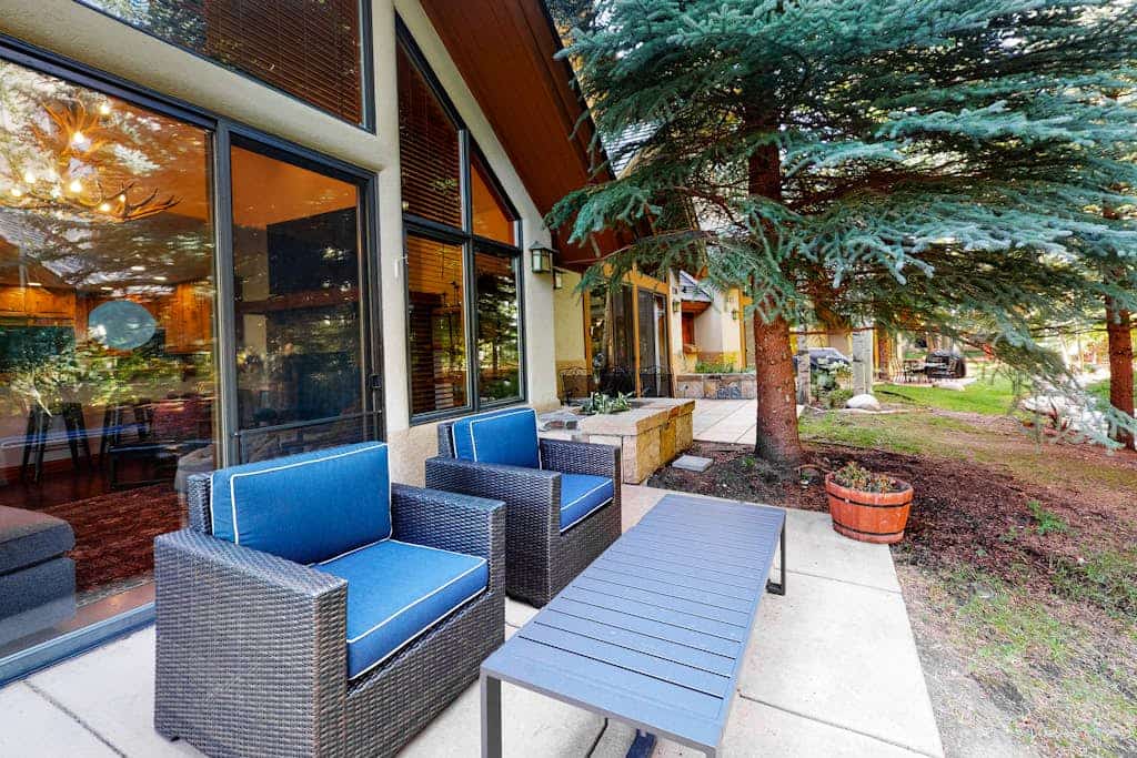 Stylish mountain gem with jetted tub & gourmet kitchen - steps to lifts