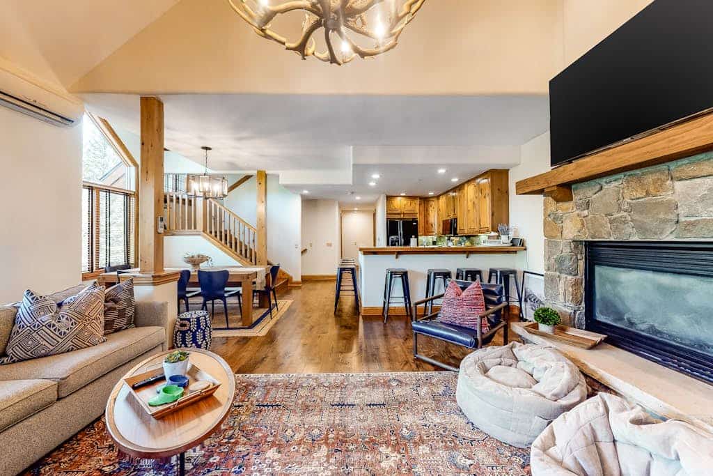 Stylish mountain gem with jetted tub & gourmet kitchen - steps to lifts