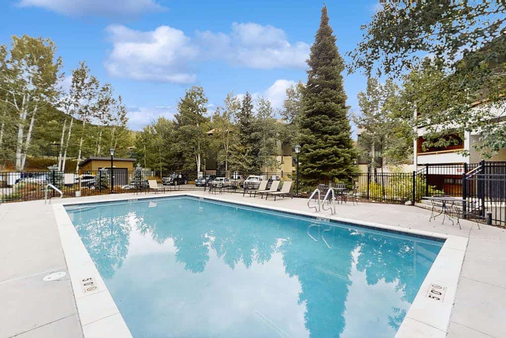 Homey, Fourth-Floor Condo in Snowlion - Close to Slopes