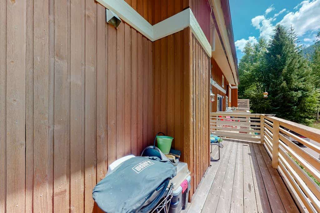 Adorable mountain retreat w/ private balcony, wood-burning fireplace, & more