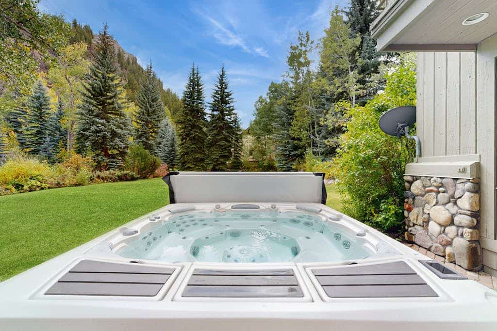 Luxurious mountain home with private hot tub, wood fireplace, and bus to slopes