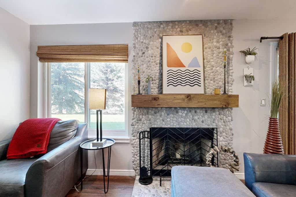 Mountain-view condo with outdoor pool, fireplace, patio, pool table & W/D