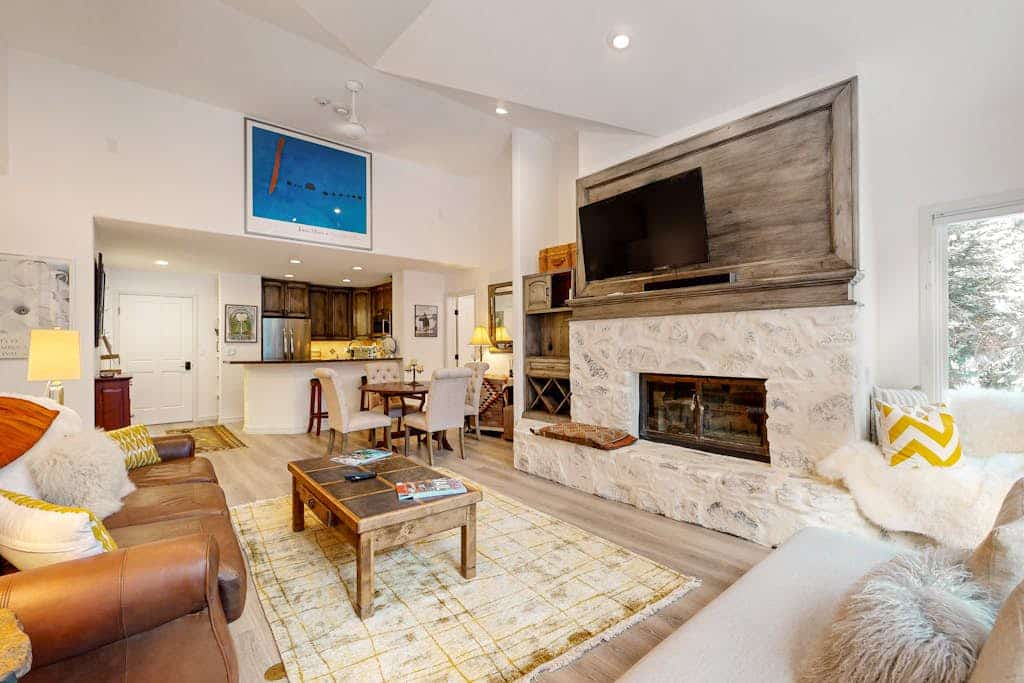 All-season condo near ski lifts & golf course, with pool, & hot tub