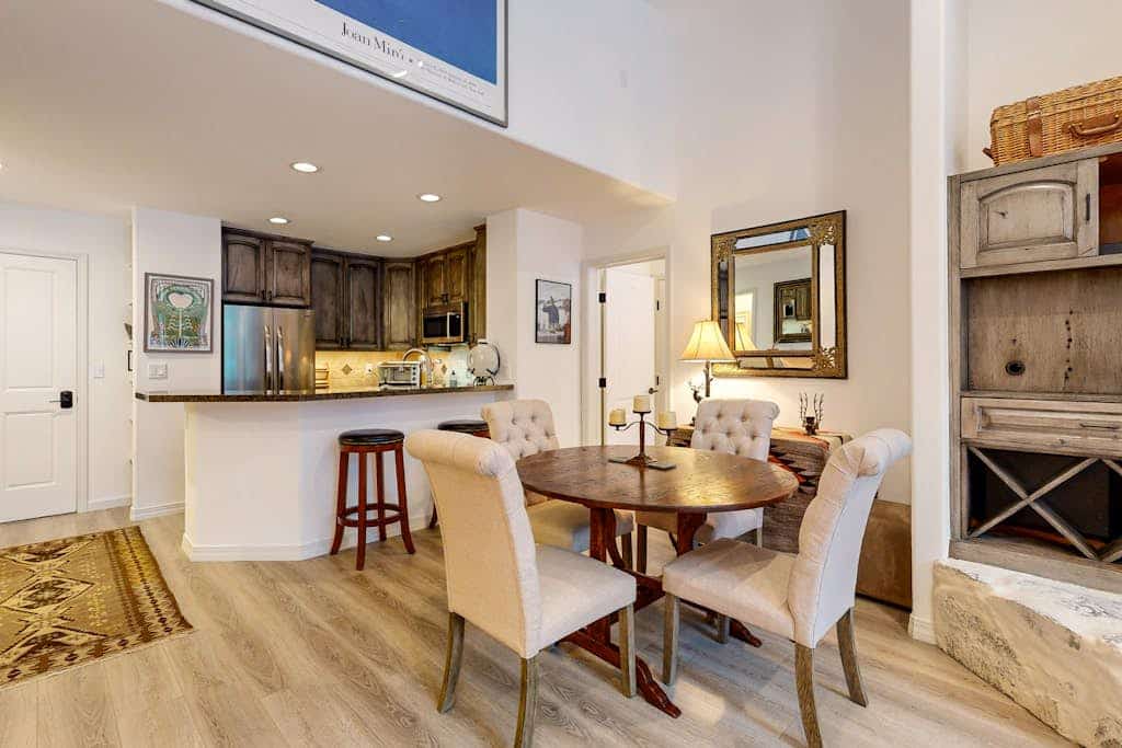All-season condo near ski lifts & golf course, with pool, & hot tub