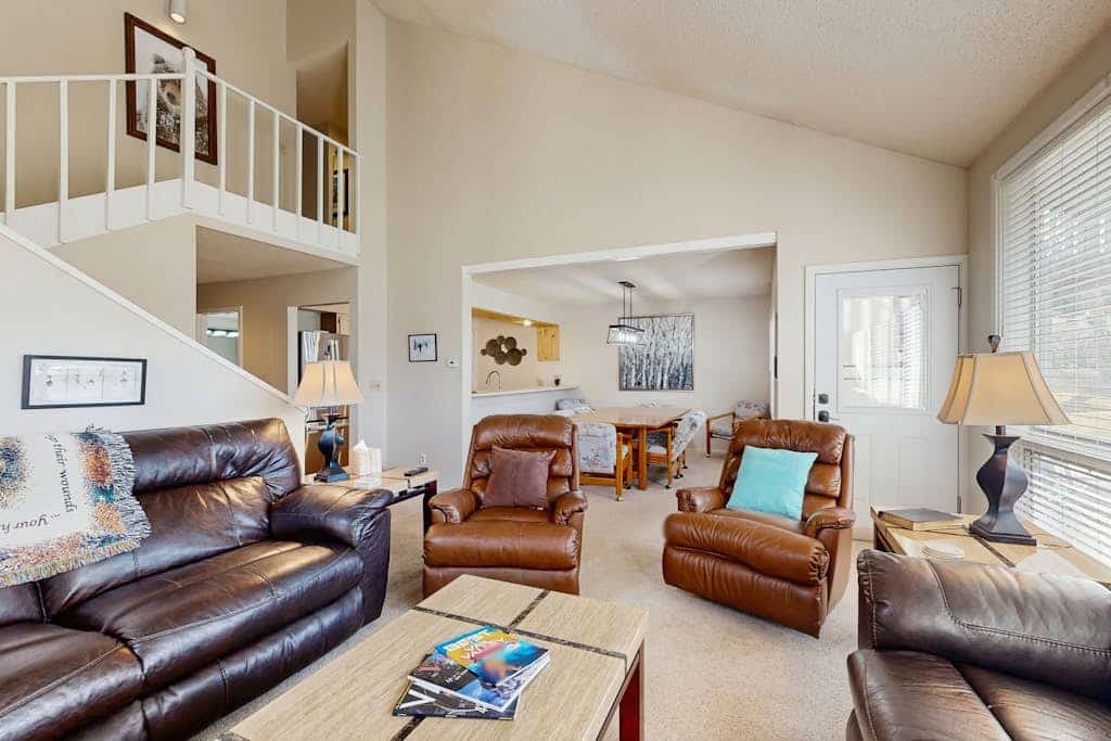 Conveniently located condo w/ full kitchen & fast wifi - near skiing and golf