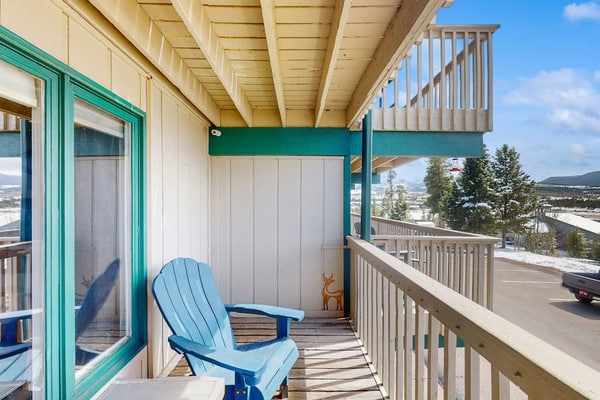 Mountain getaway with fireplace, fast WiFi, & high-country views