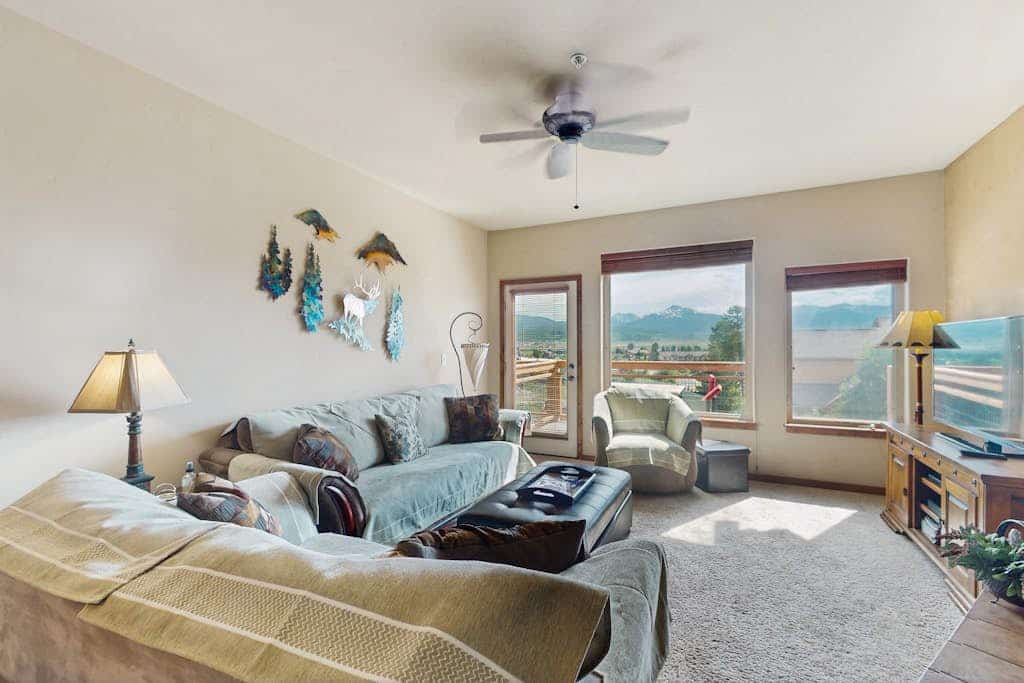Welcoming condo with private hot tub, gas grill, and easy access to bus to slope
