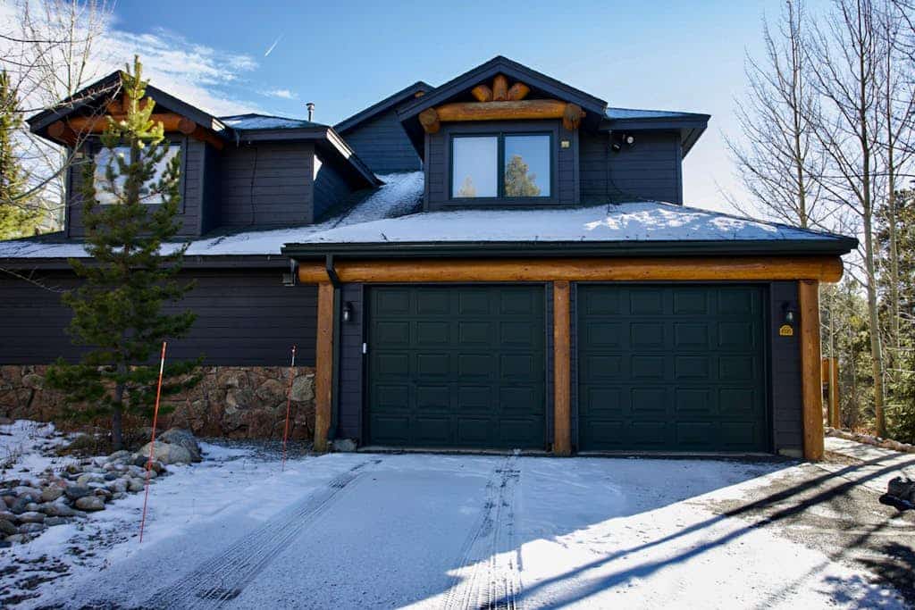 Enchanting mountain oasis with hot tub, fireplaces, deck, & views