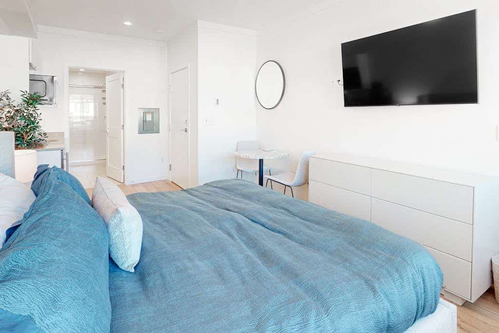 Modern ground-floor studio with mountain view, kitchenette & parking