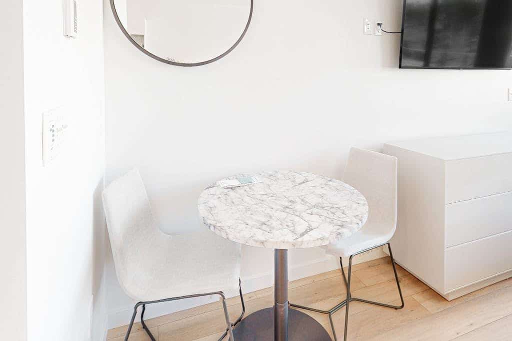 Modern ground-floor studio with mountain view, kitchenette & parking
