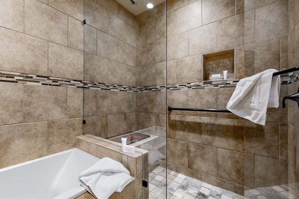 Lion Square Lodge East 305