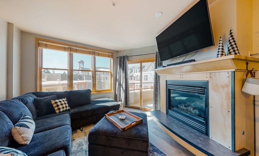 Stylish & Bright Mountain Getaway W/ Shared Pool/Hot Tubs - Walk to Lifts