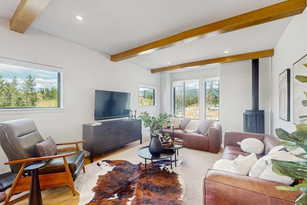 Modern home w/ full kitchen, hot tub, balcony, great views & location