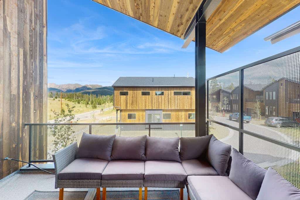 Modern home w/ full kitchen, hot tub, balcony, great views & location