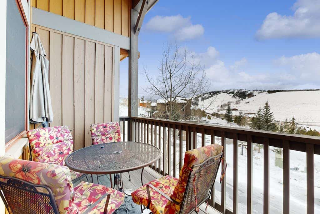 Stylish mountain retreat with stunning views, a large kitchen, WiFi, & deck