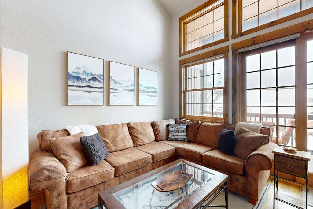 Stylish mountain retreat with stunning views, a large kitchen, WiFi, & deck