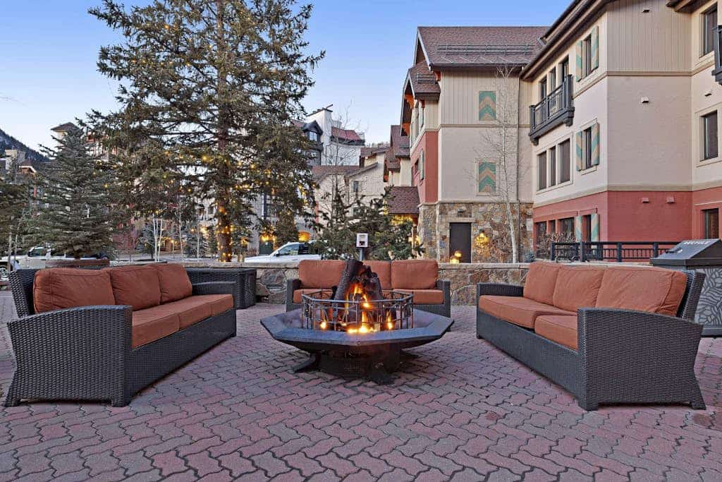 Ski-in/out, riverfront studio w/ alpine view, fast WiFi, shared pool/hot tubs/WD