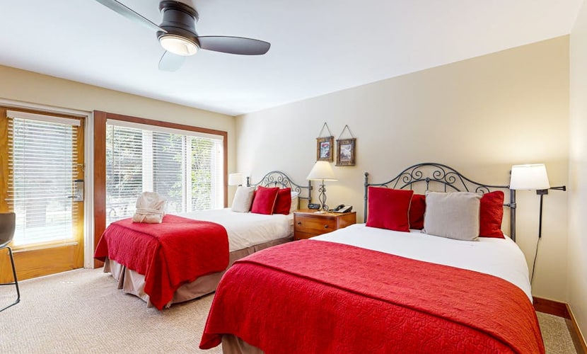 Ski-in/out studio w/mountain/creek view, fast WiFi, shared pool/hot tubs/laundry