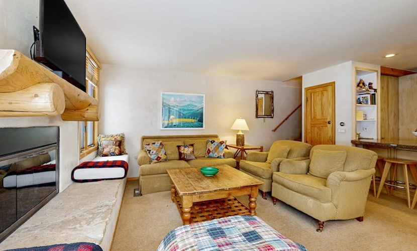 Renovated Condo Close to Aspen Snowmass Ski Resort w/WiFi + Shared Pool/Hot Tubs