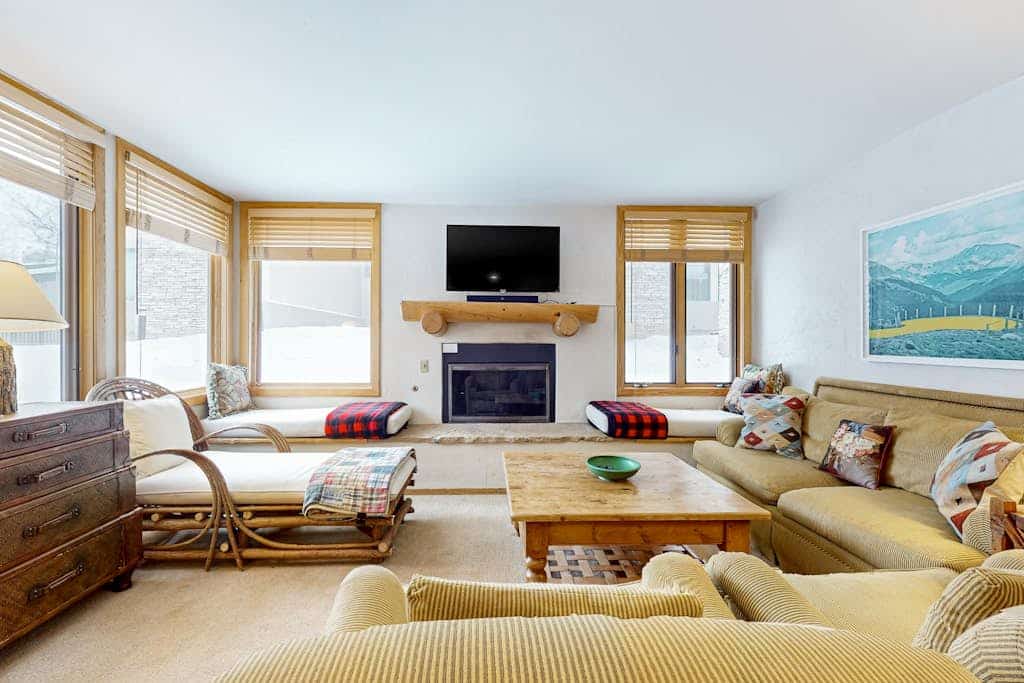 Renovated Condo Close to Aspen Snowmass Ski Resort w/WiFi + Shared Pool/Hot Tubs