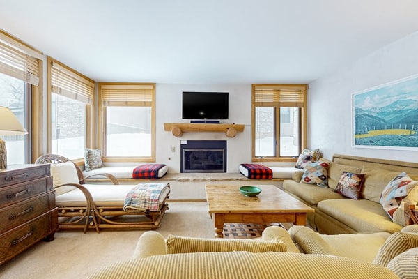 Renovated Condo Close to Aspen Snowmass Ski Resort w/WiFi + Shared Pool/Hot Tubs