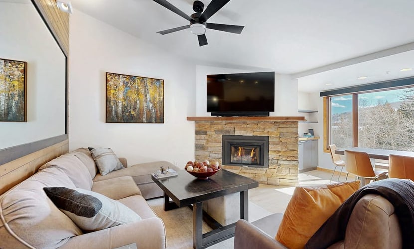Ski-in/ski-out mountain condo with hot tub, pool access, & washer/dryer