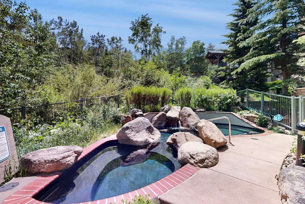 Top-floor winter home near skiing with hot tub, WiFi, washer/dryer