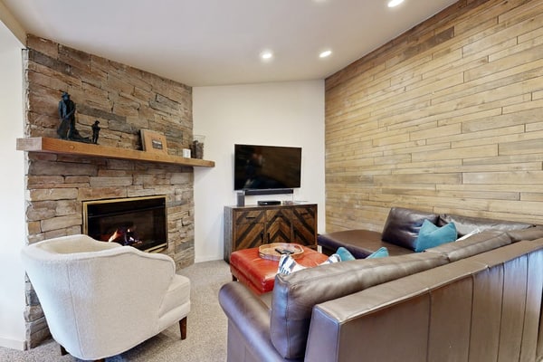 Top-floor winter home near skiing with hot tub, WiFi, washer/dryer