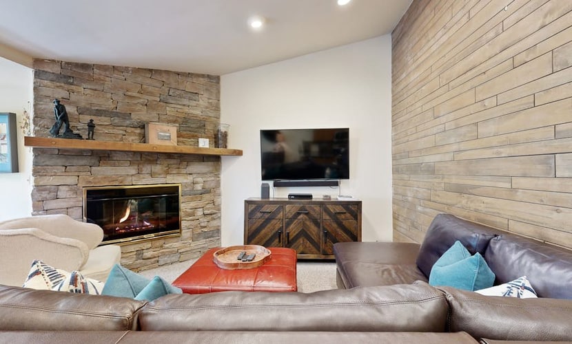 Top-floor winter home near skiing with hot tub, WiFi, washer/dryer