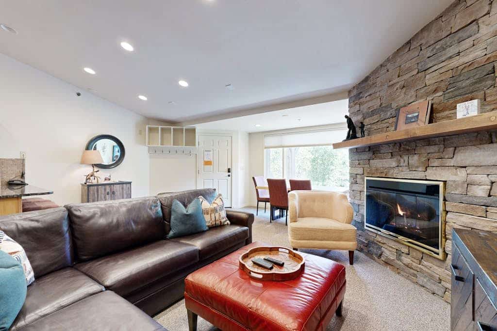Top-floor winter home near skiing with hot tub, WiFi, washer/dryer
