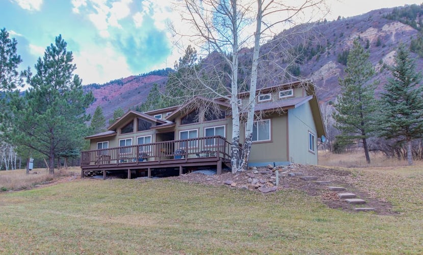 Riverside cabin with natural spring hot tubs - close to skiing & fishing