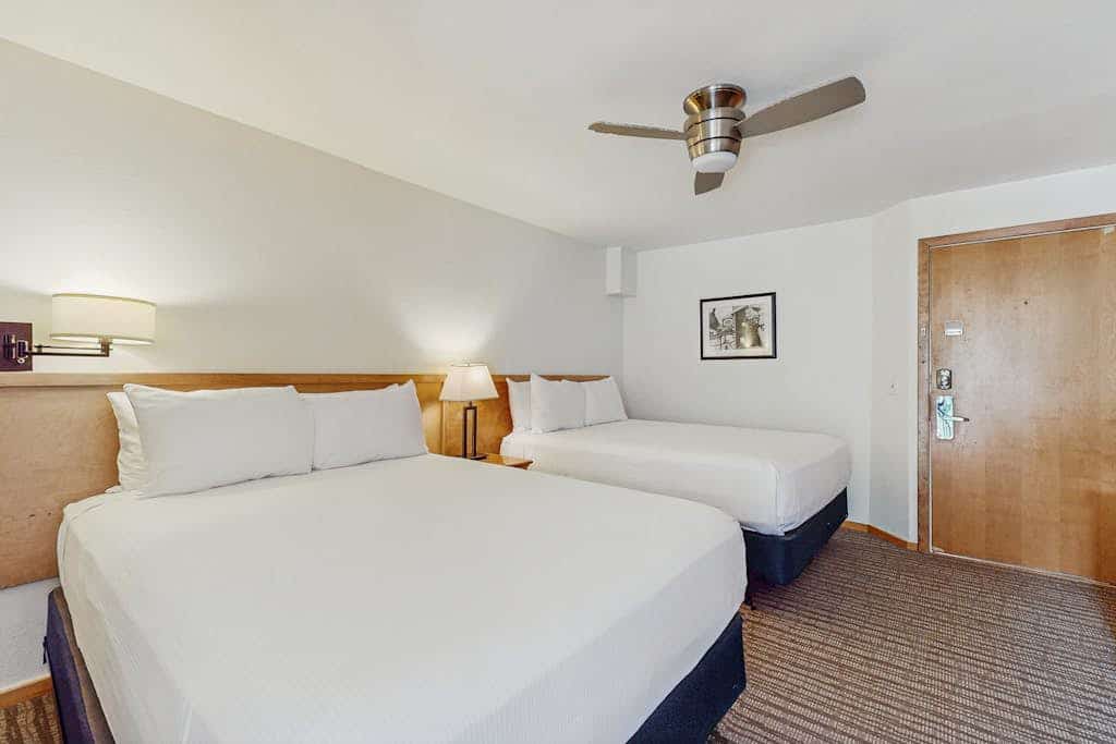 Main Street stay - pool & hot tub - walk to lifts, dog-friendly, balcony