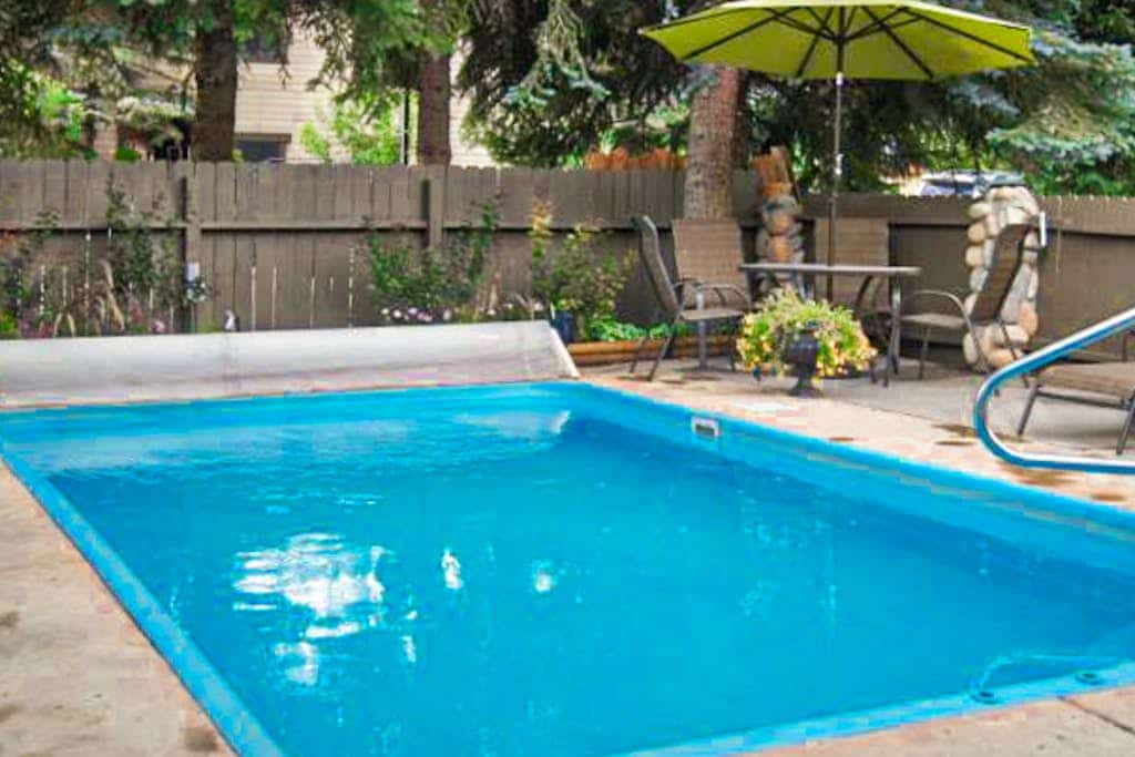 Main Street stay - pool & hot tub - walk to lifts, dog-friendly, balcony