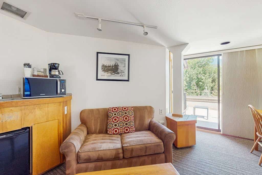 Main Street room - pool & hot tub - walk to lifts, dog-friendly, top floor