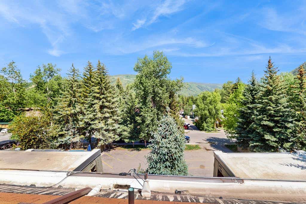 Main Street room - pool & hot tub - walk to lifts, dog-friendly, top floor