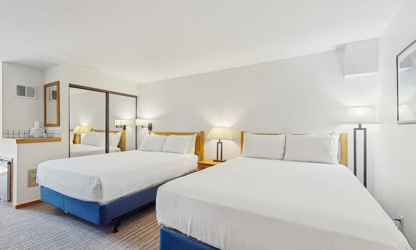 Main Street room - hot tub & pool - walk to lifts, dog-friendly, balcony