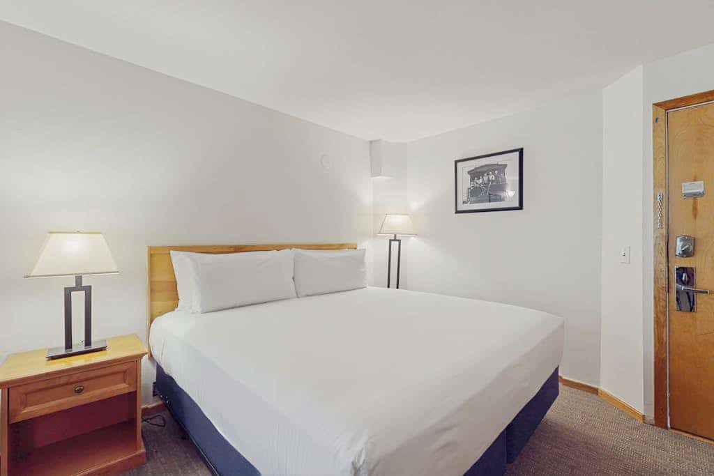 Main St. gem - pool & hot tub - walk to lifts, dog-friendly, third floor